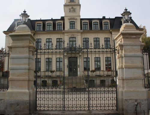 Sicht auf das Haupttor und Schloß im Hintergrund