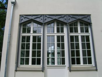 Rekonstruierte Fensterfront im Neogotischen Stil