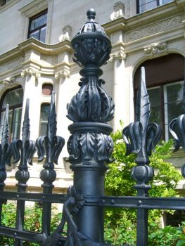 Aufwändig gearbeitete Bekrönung der Gusssäulen