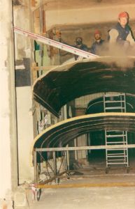 Kurz vor dem aufsetzen der Tonne auf die Stahlkonstruktion