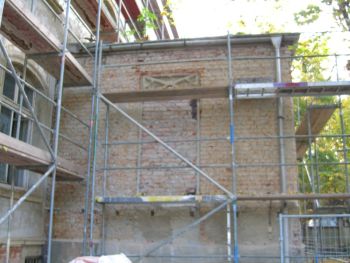 Freilegung des originalen, aber noch zugemauerten Fensters