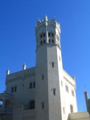 Sicht auf alle fertig aufgearbeitete und montierte Turmspitzen