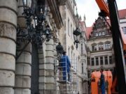 Einzelner Lampenkörper wird gerade auf den Lampenarm gehoben