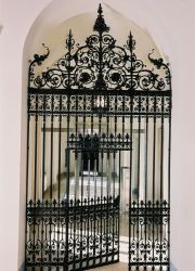 Duchgangstor im 2.OG