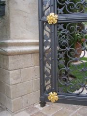 Torausschnitt mit geschmiedeten und Blattvergoldeten Rosetten