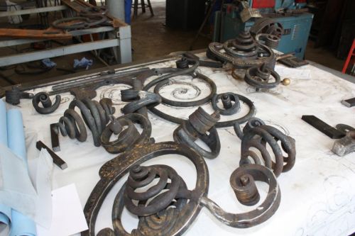 Neu gefertigte Einzelteile für einen Lampenkörper