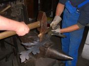 Fertigen von Blattornamenten, die das Tor und Gitter schmücken