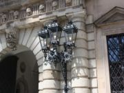 Einer der neu gefertigten, montierten Kandelaber