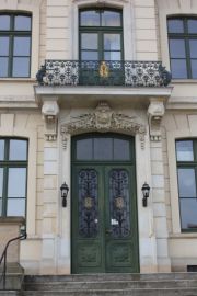 Balkongeländer über Haupteingang